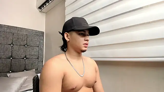 Snapshot of Riky_Strong chatting on November 7, 2025, 3:11 am Riky Strong online show from November 7, 2025, 3:11 am