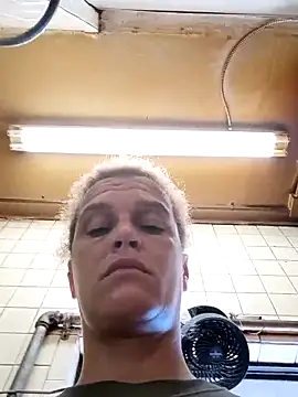 Snapshot of sarahkat86 chatting on October 20, 2025, 2:39 pm sarahkat86 online show from October 20, 2025, 2:39 pm