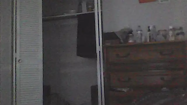 sarahkat86 online show from April 16, 2026, 9:39 pm