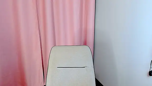 Snapshot of yoi_mika chatting on October 4, 2025, 10:00 pm yoi mika online show from October 4, 2025, 10:00 pm