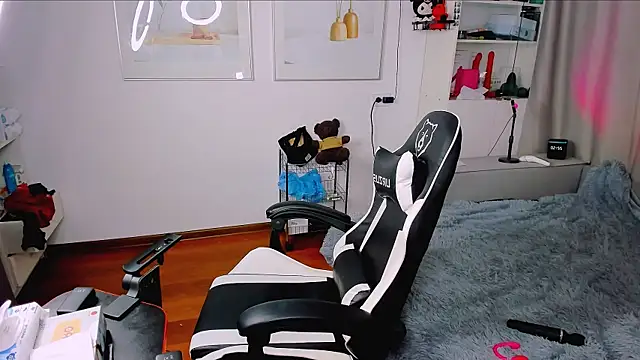 yoi mika online show from December 19, 2025, 7:49 pm