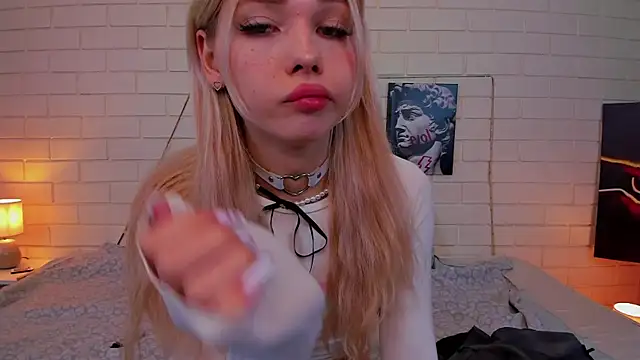 Snapshot of Blondy_Fina chatting on October 2, 2025, 4:49 am Blondy Fina online show from October 2, 2025, 4:49 am