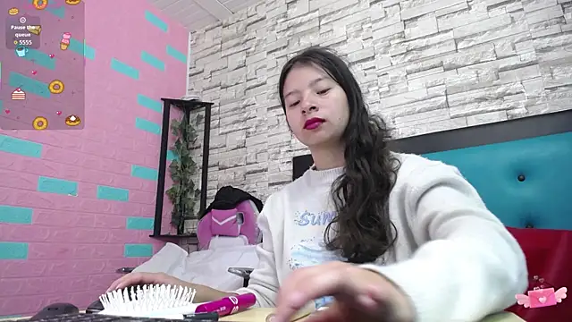 Snapshot of maily_can chatting on October 31, 2025, 12:57 pm maily can online show from October 31, 2025, 12:57 pm