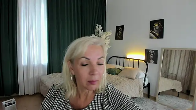 LiliaMoons online show from October 6, 2025, 8:37 am