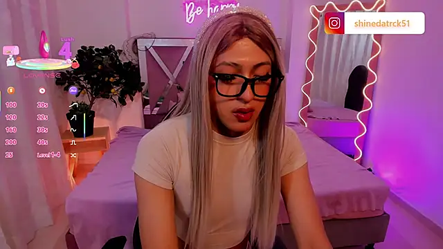 Snapshot of Shinedark_tay1 chatting on October 6, 2025, 3:29 am Shinedark tay1 online show from October 6, 2025, 3:29 am