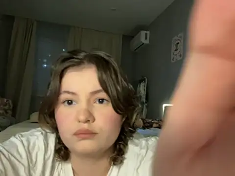 MoonIvy  online show from December 3, 2025, 5:23 pm