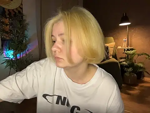 MoonIvy  online show from March 28, 2026, 6:31 pm