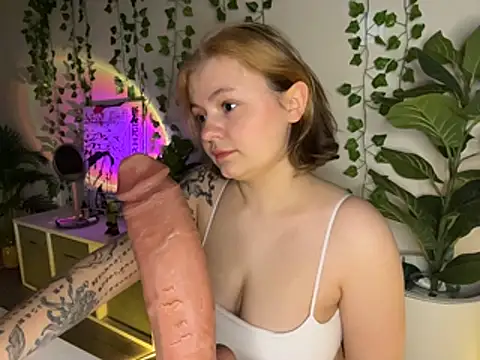 MoonIvy  online show from February 15, 2026, 7:02 pm