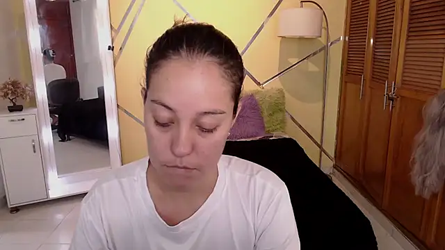 shirleyrojas online show from December 15, 2025, 9:31 pm