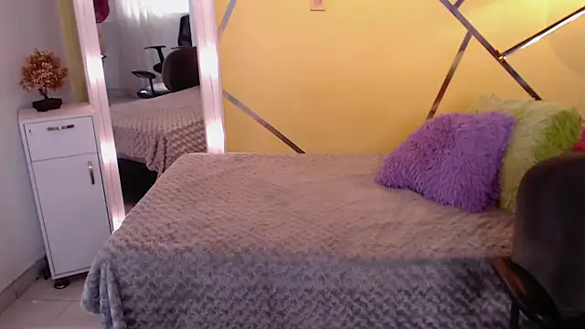 shirleyrojas online show from November 19, 2025, 7:47 pm