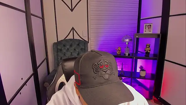 Snapshot of IsaacBlack_ chatting on October 22, 2025, 4:23 am IsaacBlack  online show from October 22, 2025, 4:23 am