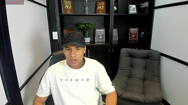 Snapshot of IsaacBlack_ chatting on October 30, 2025, 4:33 am IsaacBlack  online show from October 30, 2025, 4:33 am