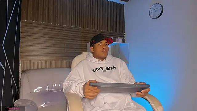 Snapshot of IsaacBlack_ chatting on September 22, 2025, 4:29 am IsaacBlack  online show from September 22, 2025, 4:29 am