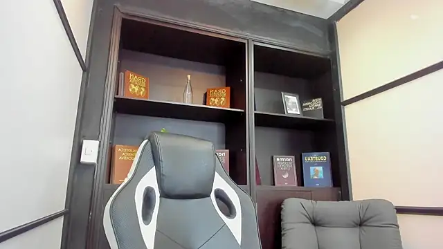 Snapshot of IsaacBlack_ chatting on October 23, 2025, 4:22 am IsaacBlack  online show from October 23, 2025, 4:22 am