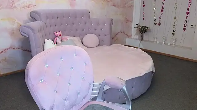 Anna Kenann online show from October 15, 2025, 7:05 am