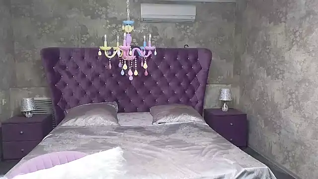 Anna Kenann online show from October 10, 2025, 7:09 am