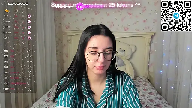 Snapshot of Leia_Moreno chatting on October 29, 2025, 8:35 am Leia Moreno online show from October 29, 2025, 8:35 am