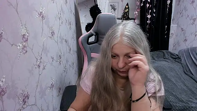 Snapshot of silver_moon_light chatting on October 29, 2025, 3:55 pm silver moon light online show from October 29, 2025, 3:55 pm