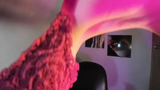 Nicollee Heart online show from September 22, 2025, 2:01 pm