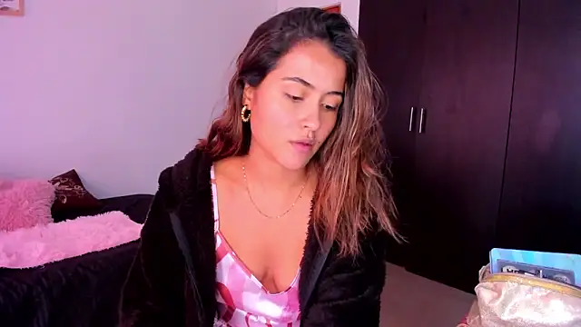 Snapshot of Ana__Pink chatting on October 12, 2025, 9:27 pm Ana Pink online show from October 12, 2025, 9:27 pm