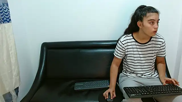 Snapshot of Cristalll_0925 chatting on October 17, 2025, 11:17 pm Cristalll 0925 online show from October 17, 2025, 11:17 pm