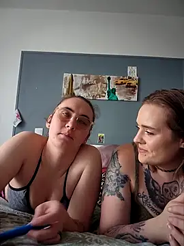 Snapshot of AndHerXO chatting on February 26, 2026, 1:44 pm AndHerXO online show from February 26, 2026, 1:44 pm