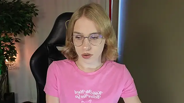 BarbieRichy online show from September 12, 2025, 5:18 am