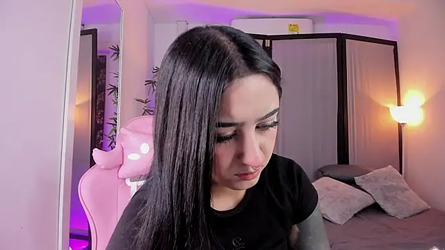 Snapshot of ChloeShade chatting on October 31, 2025, 2:46 pm ChloeShade online show from October 31, 2025, 2:46 pm