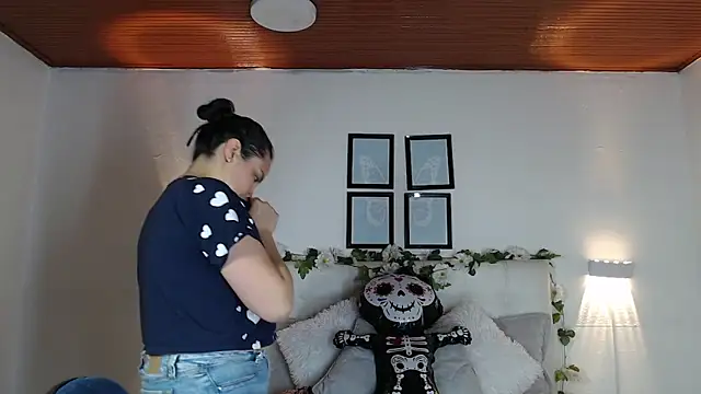 Megan 05  online show from November 15, 2025, 6:34 pm