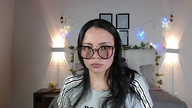 Megan 05  online show from March 9, 2026, 6:33 pm