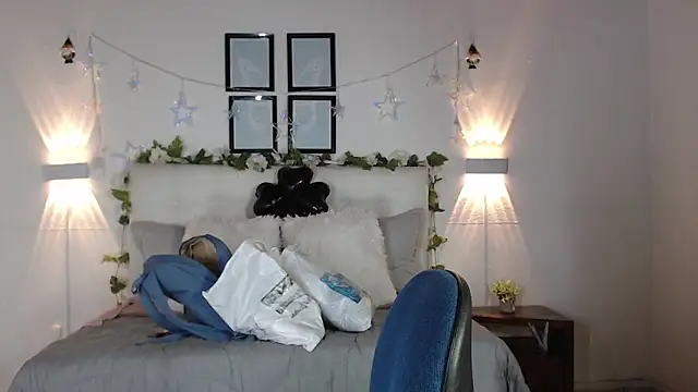 Megan 05  online show from April 7, 2026, 2:08 pm