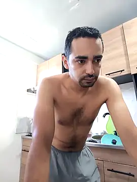 stivenlujan69 online show from December 3, 2025, 1:10 pm