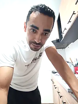 stivenlujan69 online show from February 15, 2026, 6:18 pm