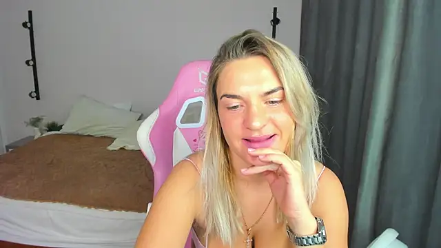 Snapshot of Marie_Ellie chatting on October 15, 2025, 1:59 am Marie Ellie online show from October 15, 2025, 1:59 am