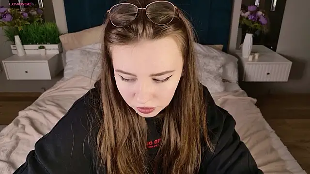 Moon  Bunny online show from March 6, 2026, 12:33 pm