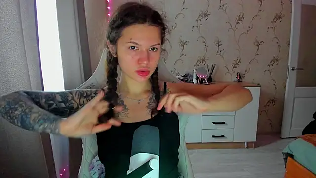 yourdreamm  online show from October 14, 2025, 7:09 am