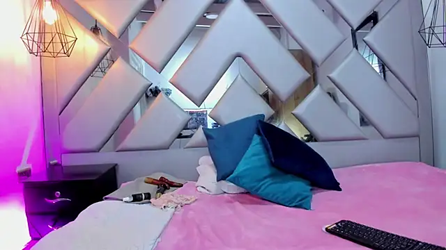 Snapshot of Lorenn_Hill chatting on October 7, 2025, 12:50 pm Lorenn Hill online show from October 7, 2025, 12:50 pm