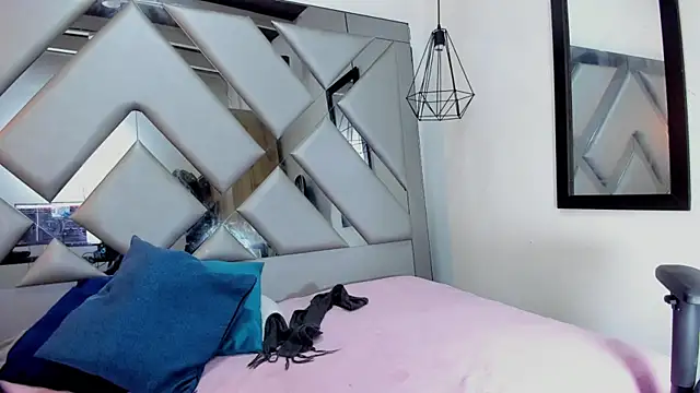 Snapshot of Lorenn_Hill chatting on October 18, 2025, 12:51 pm Lorenn Hill online show from October 18, 2025, 12:51 pm