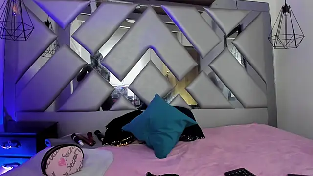 Snapshot of Lorenn_Hill chatting on October 27, 2025, 5:25 pm Lorenn Hill online show from October 27, 2025, 5:25 pm