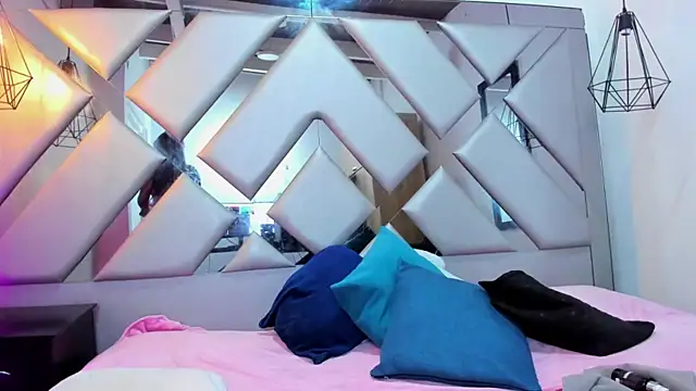 Snapshot of Lorenn_Hill chatting on October 10, 2025, 1:01 pm Lorenn Hill online show from October 10, 2025, 1:01 pm