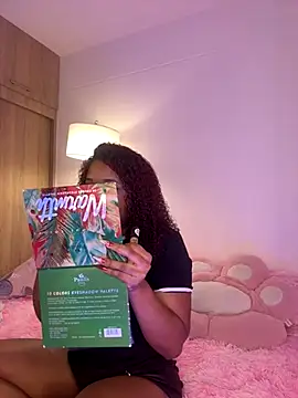 Snapshot of _Zahara_ chatting on October 18, 2025, 10:45 pm Zahara online show from October 18, 2025, 10:45 pm