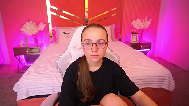 ArrinaWairr online show from October 9, 2025, 7:42 am