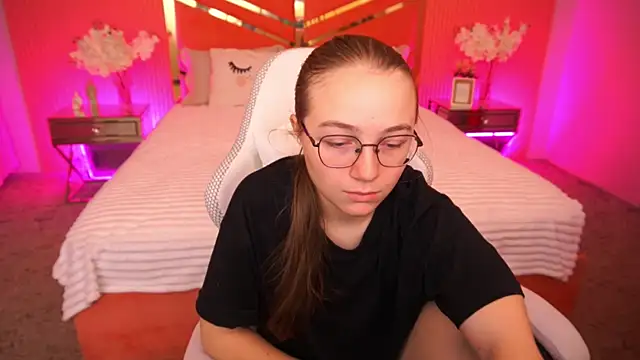 ArrinaWairr online show from October 10, 2025, 7:09 am