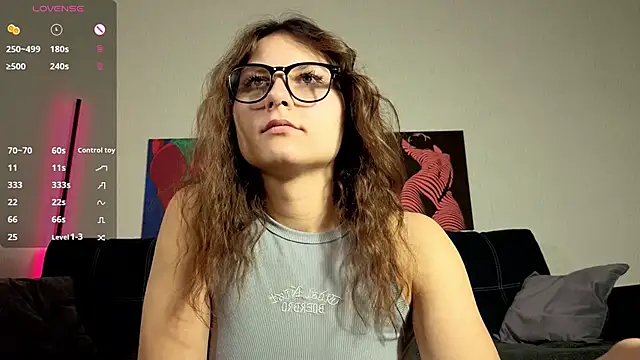 Snapshot of TrixiBell chatting on October 3, 2025, 4:14 am TrixiBell online show from October 3, 2025, 4:14 am