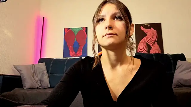 Snapshot of TrixiBell chatting on September 18, 2025, 4:26 am TrixiBell online show from September 18, 2025, 4:26 am