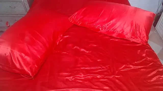 Snapshot of Ambra_ chatting on October 1, 2025, 4:11 pm Ambra  online show from October 1, 2025, 4:11 pm