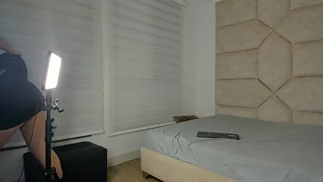 Snapshot of Rosse_Evans_3 chatting on September 23, 2025, 1:01 am Rosse Evans 3 online show from September 23, 2025, 1:01 am