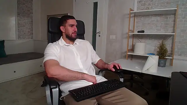 IvanHydee online show from November 27, 2025, 5:41 am