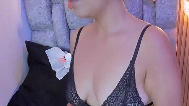 Snapshot of roxanne_dl chatting on October 31, 2025, 12:35 pm roxanne dl online show from October 31, 2025, 12:35 pm