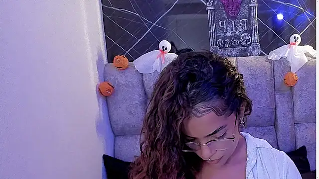 Snapshot of roxanne_dl chatting on October 14, 2025, 4:51 pm roxanne dl online show from October 14, 2025, 4:51 pm